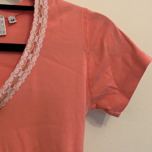 Pink shirt with lace and brooch - Picture 7 of 15